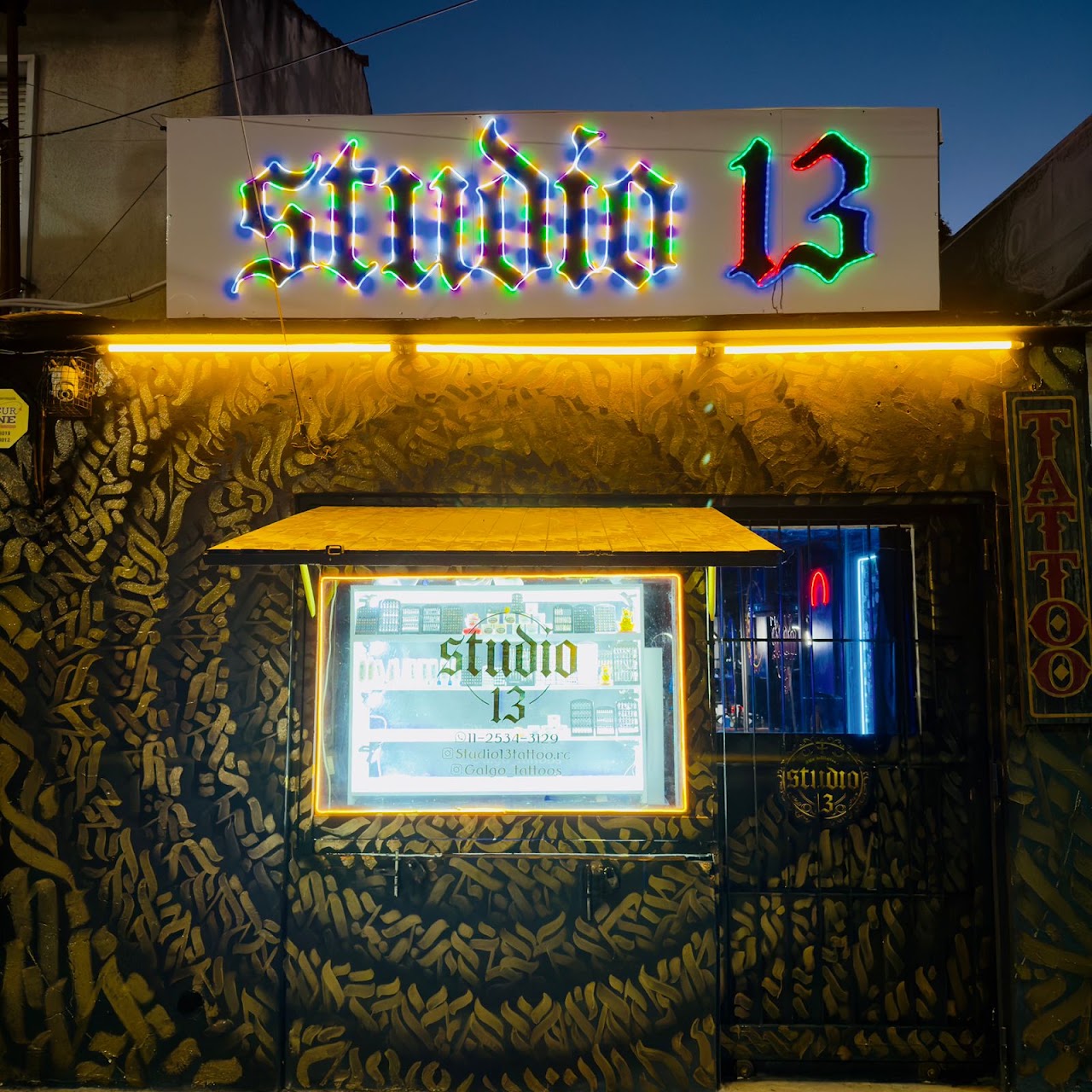 Fachada de Studio 13 con cartel de neón